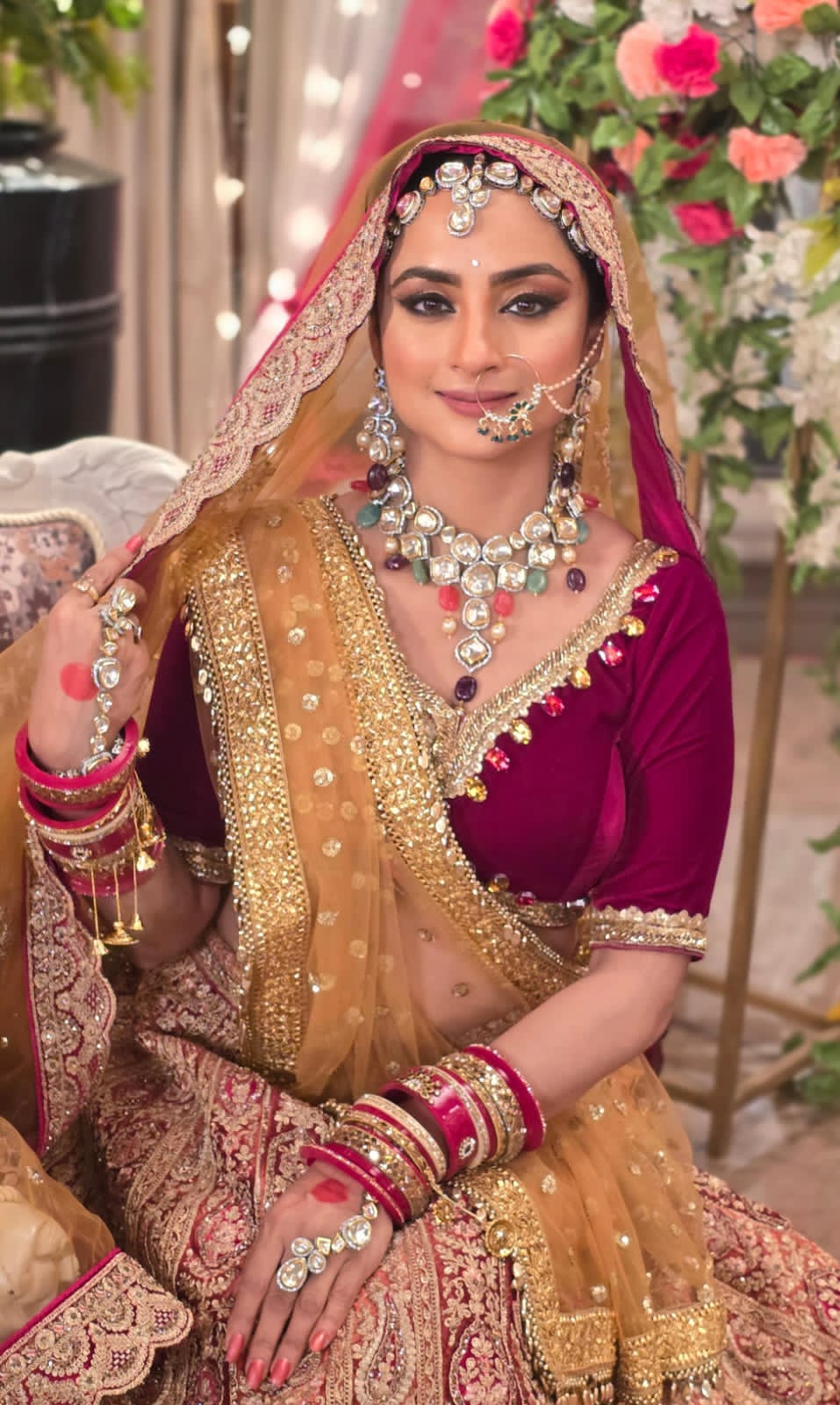 मदिराक्षी मुंडले: पौराणिकता की नई पहचान, देवी दुर्गा के रूप में उनकी भव्य वापसी