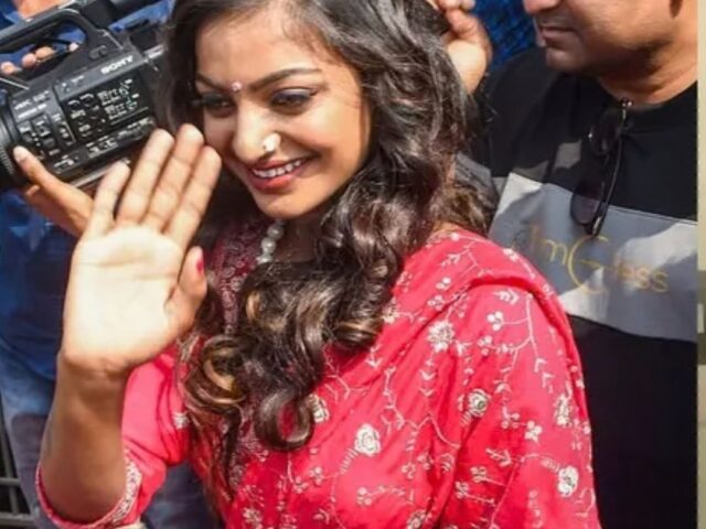 महाकुंभ वायरल गर्ल मोनालिसा ने मुस्लिम बॉयफ्रेंड से की शादी, पुलिस से लगाई गुहार